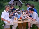 'Ohne Mampf, kein Kampf' - die Schüler beim Mittagessen.