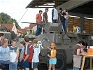 Anziehungspunkt für die Jugendlichen ist der Mannschaftstransportpanzer Pandur