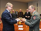 Generalmajor Pucher überreichte ein Gastgeschenk an den finnischen Minister.