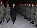 V.l.: Oberstleutnant Kirchebner, Brigadier Schmidseder und Bundespräsident Fischer mit den Soldaten der Garde.