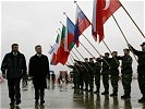 Die beiden Politiker beim Empfang in Camp Eagle Base in Tuzla.