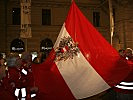 Angehörige des Roten Kreuzes hissten die Bundesdienstflagge.