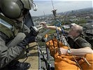 Der Pilot, Stabswachtmeister Martin Riener, hält die Maschine bei der Bergung "so ruhig in der Luft, als würde sie stillstehen".