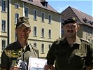 Der Sieger in der Seniorenklasse, Offiziersstellvertreter Neumüller, mit Generalmajor Kurt Raffetseder.