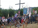 Die Besucher am Soldatenfriedhof in Laghi.