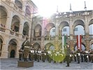 Die Militärmusik Steiermark im Grazer Landhaushof im Schein der Frühlingssonne.