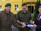 Dr. Norbert van Handel übergibt die Low-Range-Funkgeräte an den stv. Kompaniekommandanten Hauptmann Mag. Peer. Daneben der OÖ Militärkommandant Generalmajor Mag. Kurt Raffetseder.