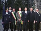 Beim Gedenkstein am Friedhof: Abordnungen aus Italien, Polen, vom Schwarzen Kreuz, aus der BRD und Österreich (v.l.).