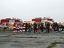 Die Rettungskräfte warten auf einen möglichen Einsatz.