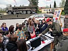 Interessiert verfolgten die Besucherinnen die Erklärungen der Militärstreife.