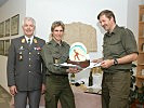 Zugsführer Felix Gottwald mit Brigadier Karl Berktold (l.) und einer Torte als Abschiedsgeschenk.