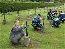 Die Jugendgruppe des THW Saarland bei den Restaurierungsarbeiten.