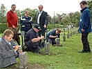 Vor dem Gräberfeld: Oberst Alexander Barthou und Bürgermeister Fritz Schuster (hinten) mit Martin Stein (r.) vom THW.