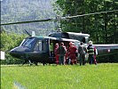 Rettungskräfte treffen mit einem Heereshubschrauber ein.