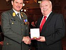 Brigadier Reißner erhält von Bürgermeister Häupl die Auszeichnung.
