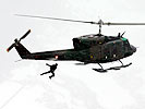 Action in Tirol: Special-Forces-Soldaten sprangen mit Fallschirmen über den Bergen ab ...