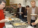 Großes Gedränge herrschte bei den Hauptspeisen die in Buffetform angeboten wurden.