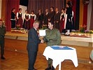 Bürgermeister Rauscher erhält ein Geschenk von Oberstleutnant Eder.