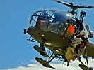 Mit einer Alouette III wird ein Schaf aus dem Hochgebirge evakuiert.