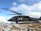 Ein Pilot des Bundesheers landet mit seinem S-70 'Black Hawk' im Gebirge.