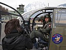 Fluglehrer mit Flugschüler werden vor dem Abflug gefilmt.