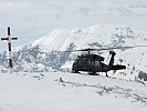 Ein S-70 "Black Hawk" in einer alpinen Landezone.