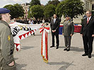 Brigadier Jocham (Mitte) mit den Partnern der Schule beim offiziellen Festakt.