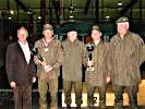 LR Georg Wurmitzer, Generalmajor Gerd Ebner und Brigadier Günter Polajnar gratulieren den zwei Kärntner Heeresmeistern Vizeleutnant Bruno Scherr und Vizeleutnant Christian Kostel.