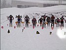 Mit einem Massenstart begann die Biathlon-Staffel.