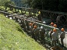 ... eine 36 Meter lange Behelfsbrücke, um die Zufahrt zu abgeschnittenen Gehöften zu ermöglichen.