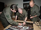 Generalleutnant Höfler (MItte) lässt sich von Brigadier Reiszner (l.) die Lage erklären.