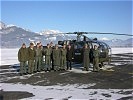 Generalmajor Erich Wolf mit Bediensteten der Aigner Kaserne vor einem der Hubschrauber.