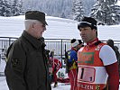 Militärkommandant Brigadier Berktold, l., unterhält sich mit einem der Athleten.