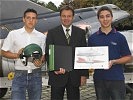 Platter überreicht den Schülern der Fachschule Langenlebarn einen Pilotenhelm und ein Bordbuch.