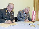 Brigadier Jocham und Brigadegeneral Schiebold unterzeichnen die Urkunde zur Patenschaft.