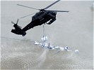 Ein "Black Hawk" des Heeres fliegt sogenannte "Big Bags" zur Schließung eines Dammes ein (Foto aus dem Jahr 2006).