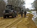 Die Nachtschicht der Pioniere hat sich gelohnt: Der Damm bei Mannersdorf ist geschlossen.