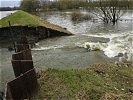 Durch die Dammöffnung weiter südlich fließt das restliche Wasser bereits aus Mannersdorf heraus.