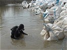 In Jedenspeigen werden die Pioniertaucher bei ihrer Arbeit aus der Luft unterstützt.