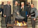 Virgilio Pezzelate, Generalmajor Gerd Ebner und Ing. Sepp Prugger beim Maroniverkosten