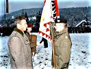 Generalmajor Gerd Ebner übernimmt die Fahne von LH Dr. Jörg Haider.