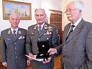 Vizeleutnant Charles Eismayer (Mitte) wurde mit dem Großen Ehrenzeichen ausgezeichnet.