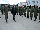 Minister Darabos mit Oberst Hofbauer und österreichischen EUFOR-Soldaten.