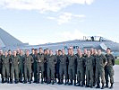 Die zukünftigen Generalstabsoffiziere mit dem Eurofighter, dem derzeit modernsten Flugzeug aus europäischer Produktion.