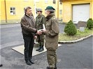 Gefreiterarzt Dr. Klaus Köllinger, praktischer Arzt aus Linz, wird von Oberstarzt Univ. Doz. DDr. Hans Schön in den Reservestand verabschiedet.