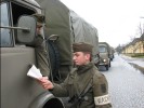 Wachsoldat Daniel Koschar aus Neuhofen an der Krems kontrolliert den Fahrbefehl von Vizeleutnant Johann Schatzl-Moser.