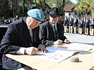 General i.R. Greindl (l.) und Bundesrat Bieringer (r.) unterzeichneten die Partnerschaft zwischen der Peacekeeper-Vereinigung und dem Kameradschaftsbund.