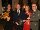 Vom Militärkommando ausgezeichnet: Reinhard Sladko mit Gattin Ingrid (r.), Gastsängerin Ulrike Finder und Militärkommandant Ebner.