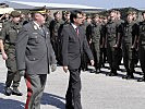 General Entacher und Minister Darabos mit Soldaten des Jagdkommandos.