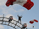 Fallschirmspringer des Jagdkommandos über dem Riesenrad.